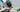用家手持 Canon EOS R8 相機實拍示範 與 Canon EOS R8 桌面擺放生活場景圖